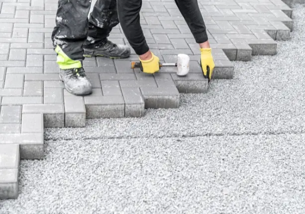 تركيب سيراميك وأرضيات وبلاط داخلي وخارجي في أبوظبي بواسطة أفضل شركة تركيب سيراميك وبلاط محترفة، مع ضمان الجودة والمتانة للمنازل والفلل والشقق والمكاتب